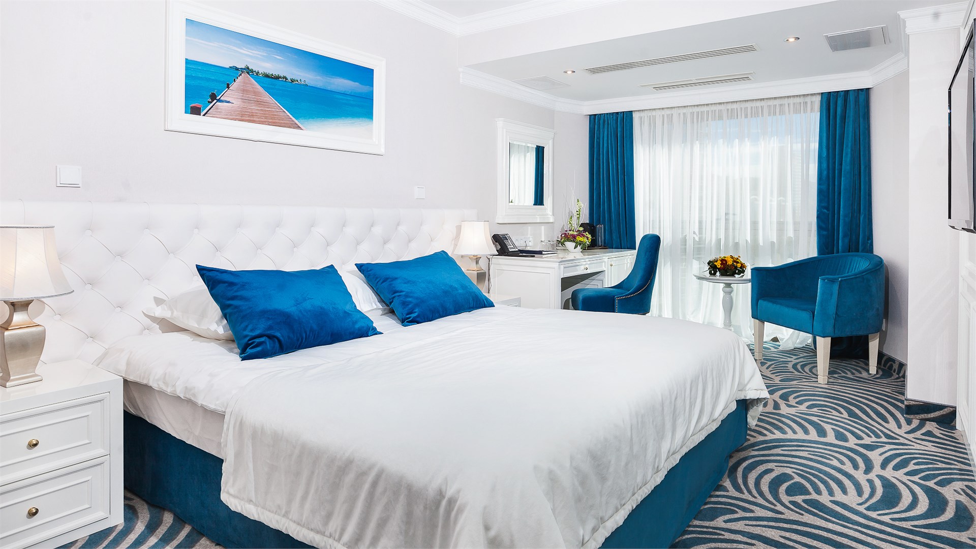 Люкс с балконом (с завтраком) в Lazurnaya hotel&SPA