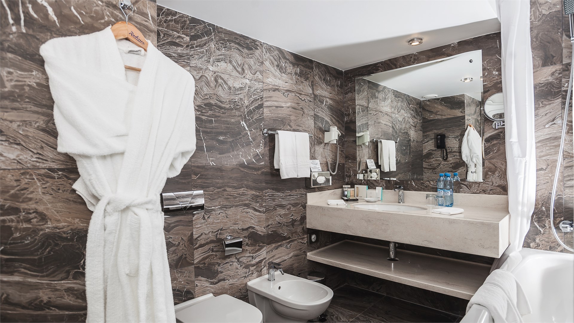 Люкс с балконом (с завтраком) в Lazurnaya hotel&SPA