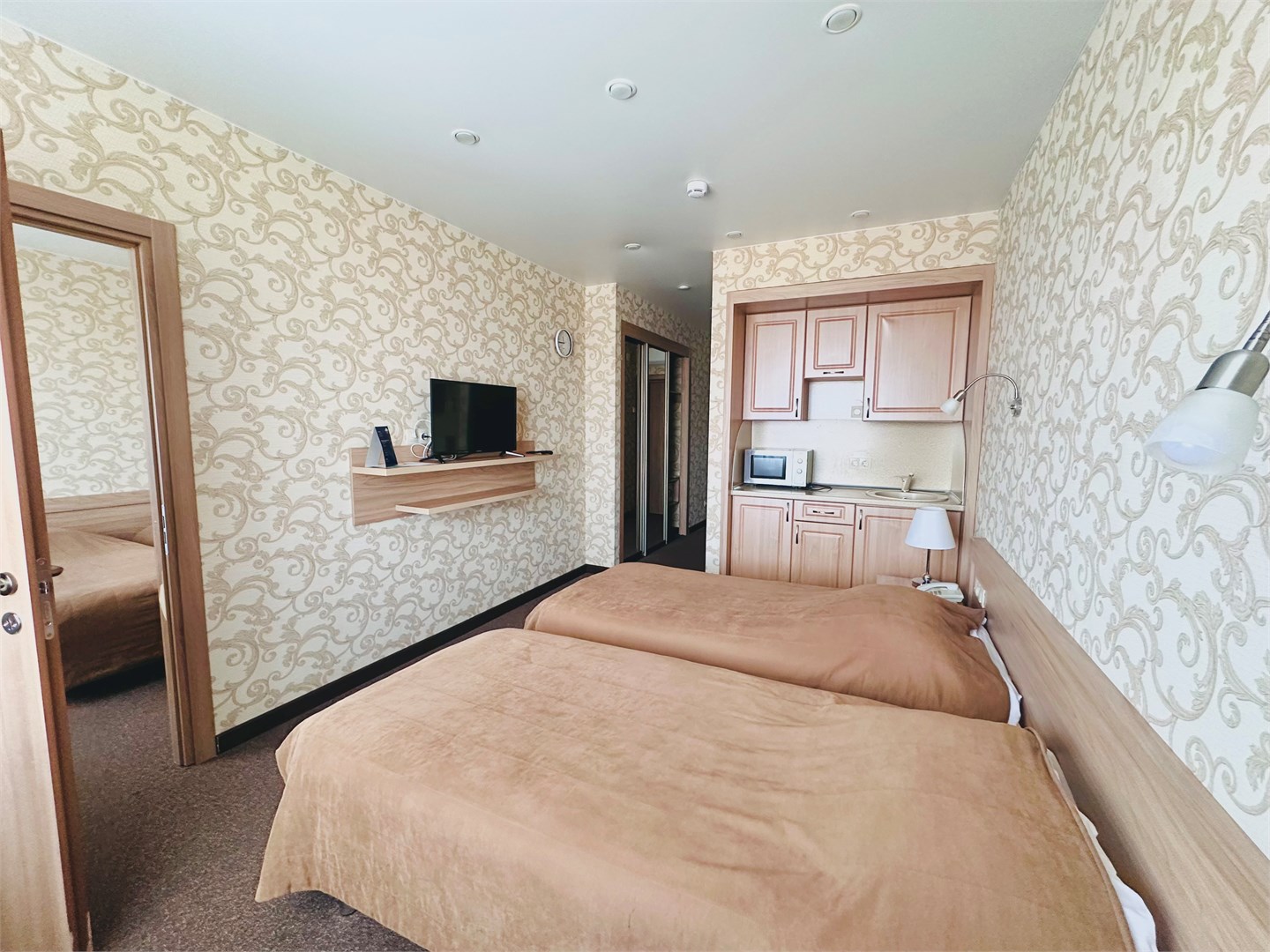 Connected Rooms с кухней в Танай