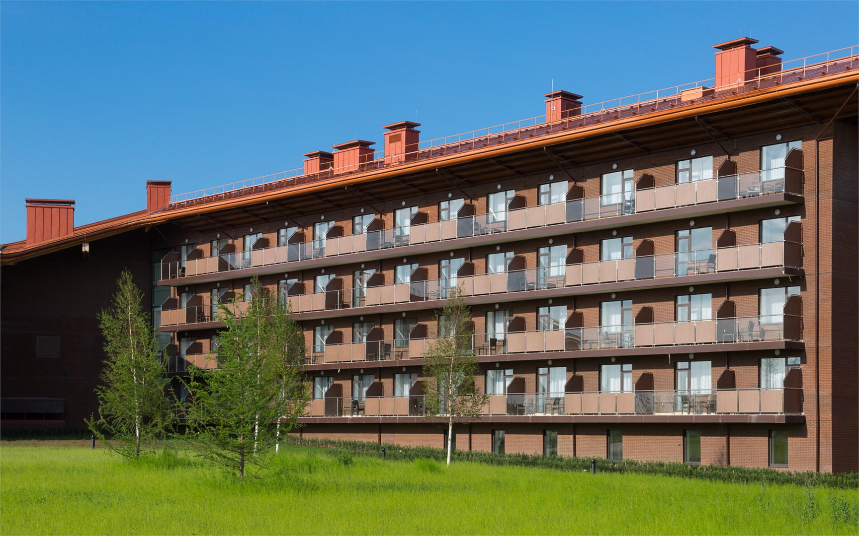 Супериор с балконом и одной большой кроватью в Azimut Парк Отель Переславль