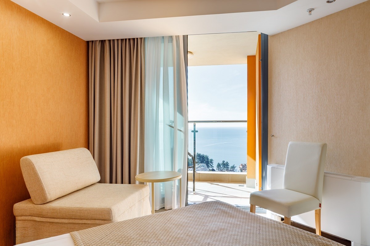 СТАНДАРТНЫЙ ДВУХМЕСТНЫЙ - DBL - с видом на море - 1 общая кровать шириной 1,4 м. в Дагомыс