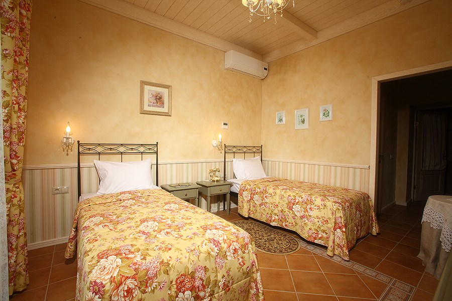 Стандарт  twin Улучшенный с балконом в Империал