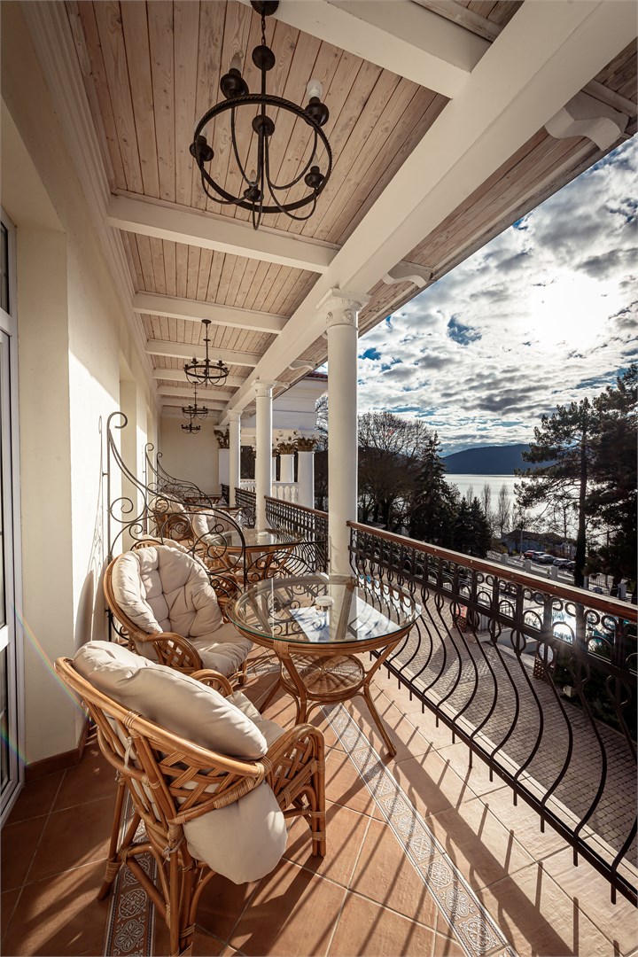 Полулюкс Улучшенный с балконом в Империал