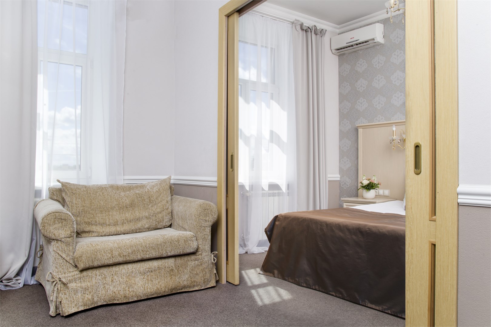 Фотография Фонтанка Сьют с джакузи и видом на набережную