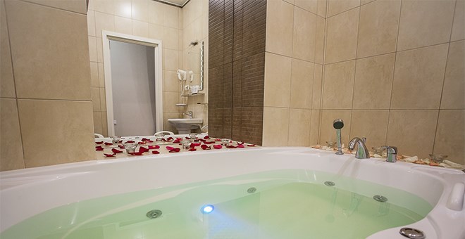 Фотография Love Сьют с большой джакузи и видом на набережную