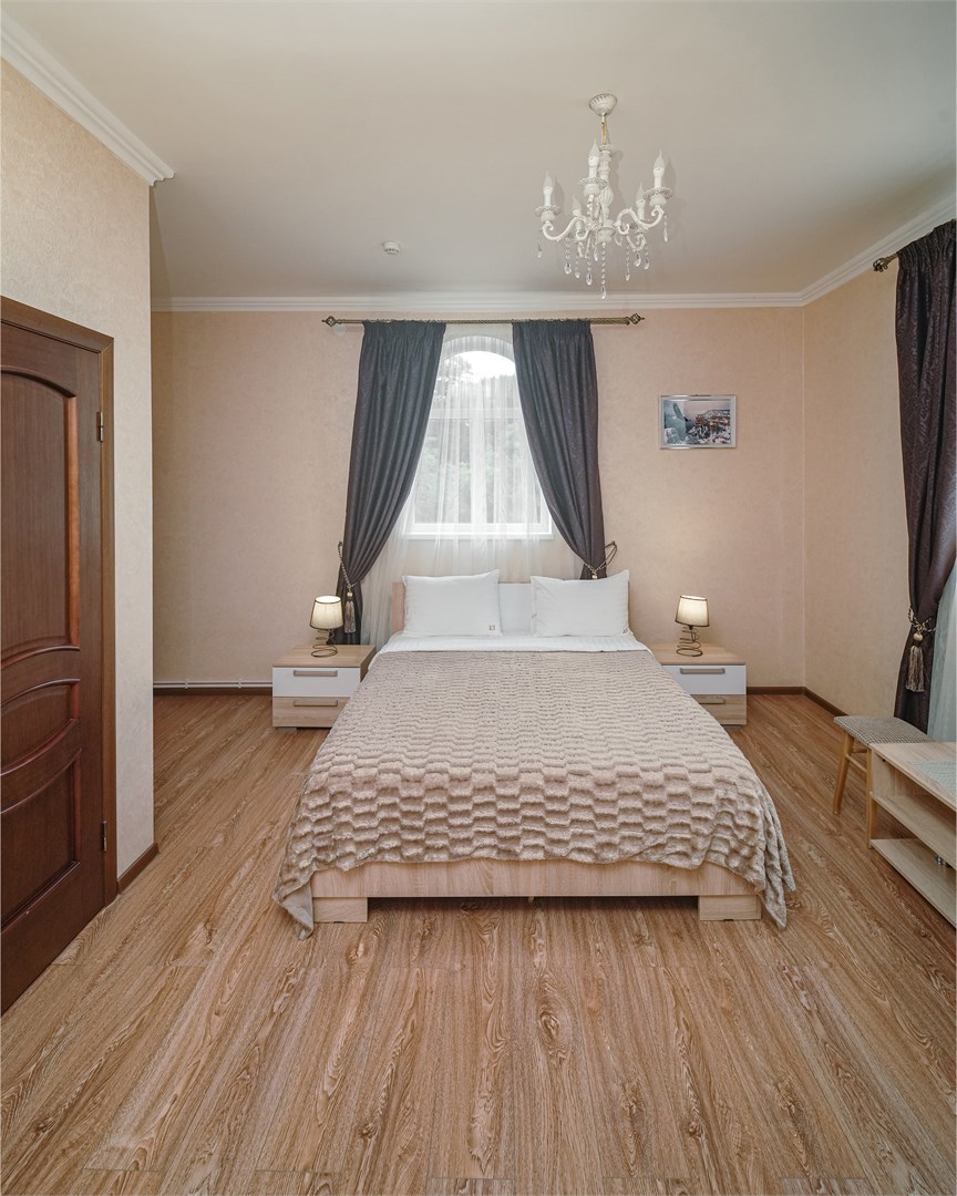 Двухместный 2 спальная кровать в Kristi