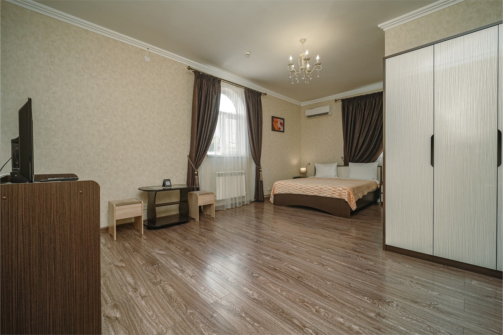 Двухместный 2 спальная кровать в Kristi