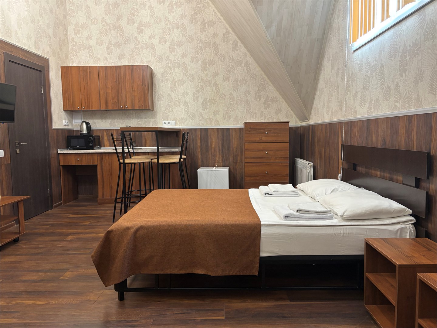 Двухместный номер с двуспальной кроватью и двумя доп.креслами в Объект 784