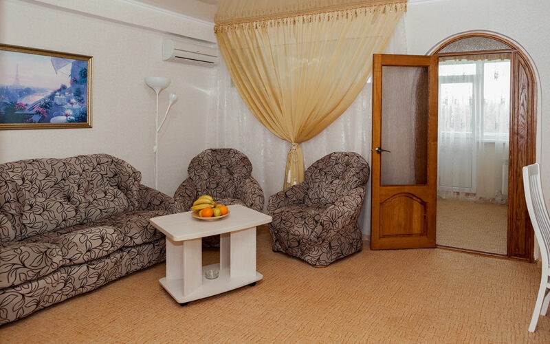 Семейный номер 2-х комнатный с балконом корпус 4 (2-4 этаж ) в Кристалл уют