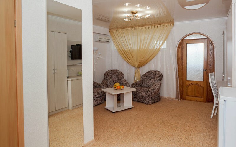 Семейный номер 2-х комнатный с балконом корпус 4 (2-4 этаж ) в Кристалл уют