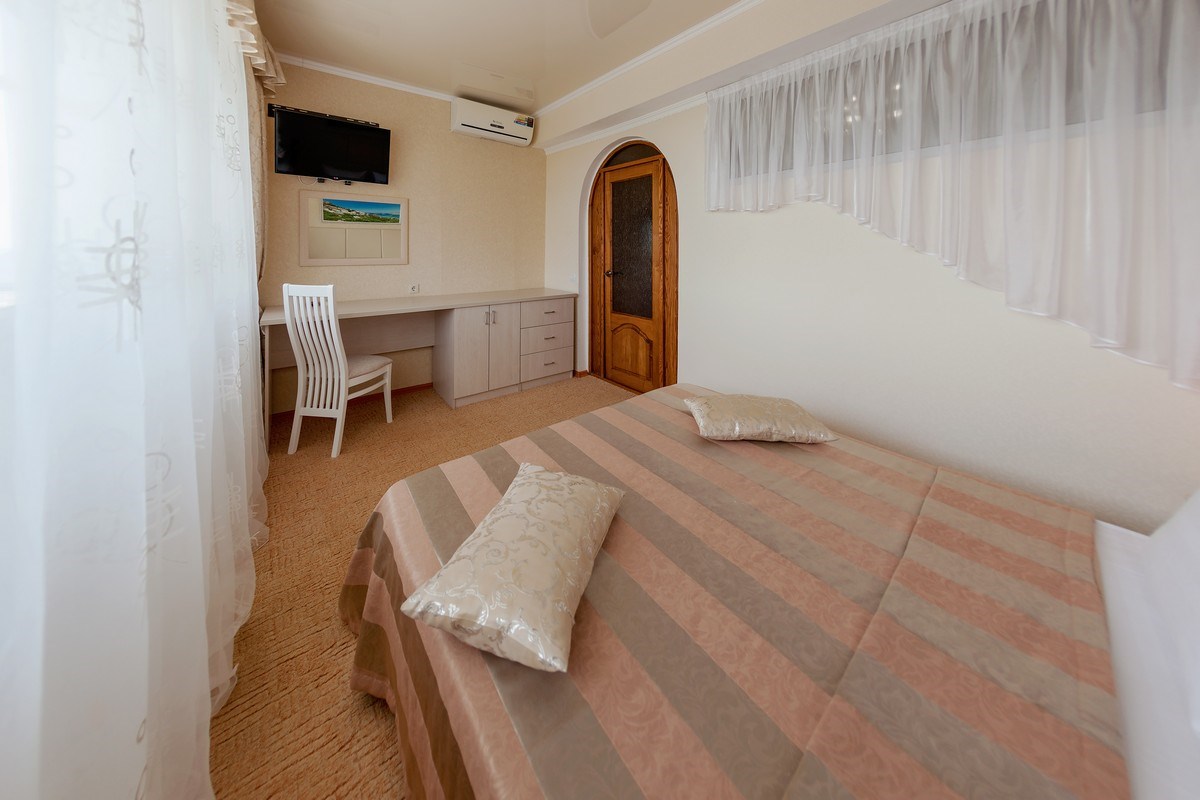 Семейный номер 2-х комнатный с балконом корпус 4 (2-4 этаж ) в Кристалл уют