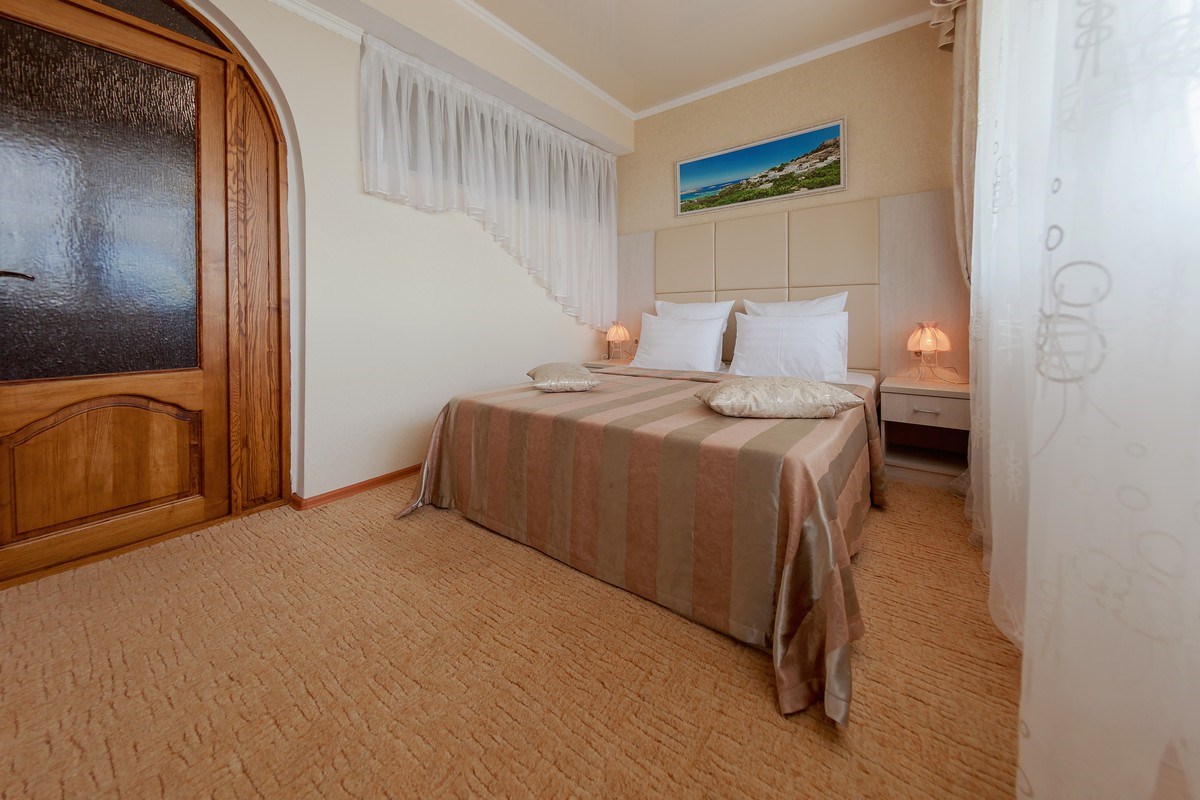 Семейный номер 2-х комнатный с балконом корпус 4 (2-4 этаж ) в Кристалл уют