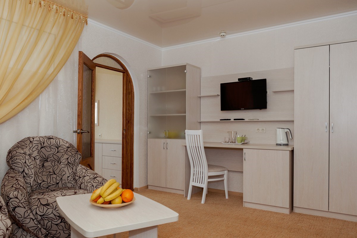 Семейный номер 2-х комнатный с балконом корпус 4 (2-4 этаж ) в Кристалл уют