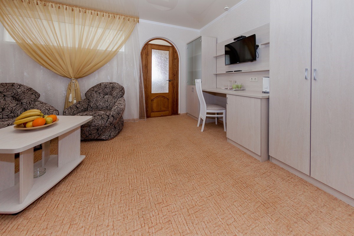 Семейный номер 2-х комнатный с балконом корпус 4 (2-4 этаж ) в Кристалл уют