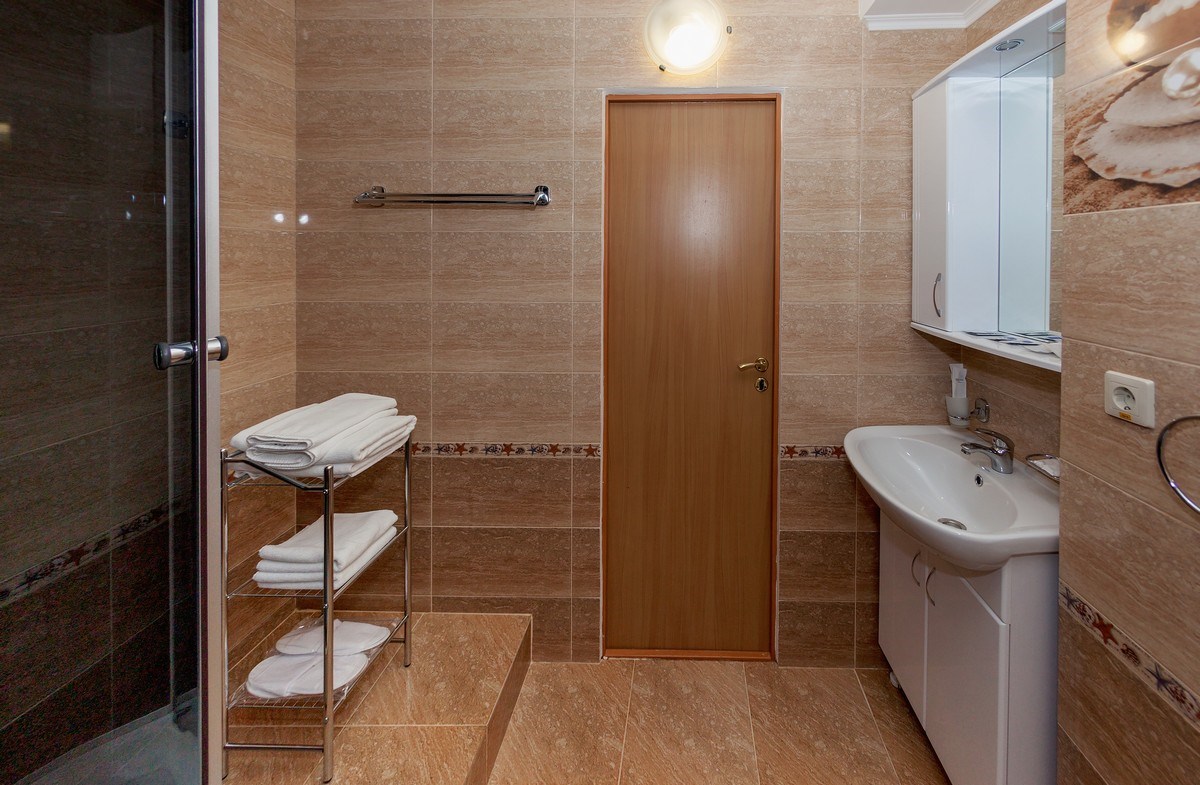 Семейный номер 2-х комнатный с балконом корпус 4 (2-4 этаж ) в Кристалл уют