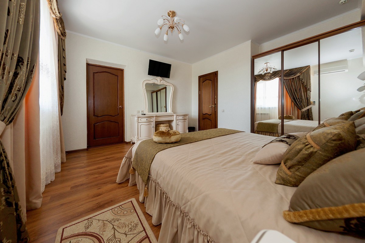 Семейный 3-х комнатный с балконом (4-й этаж) корпус 4 в Кристалл уют