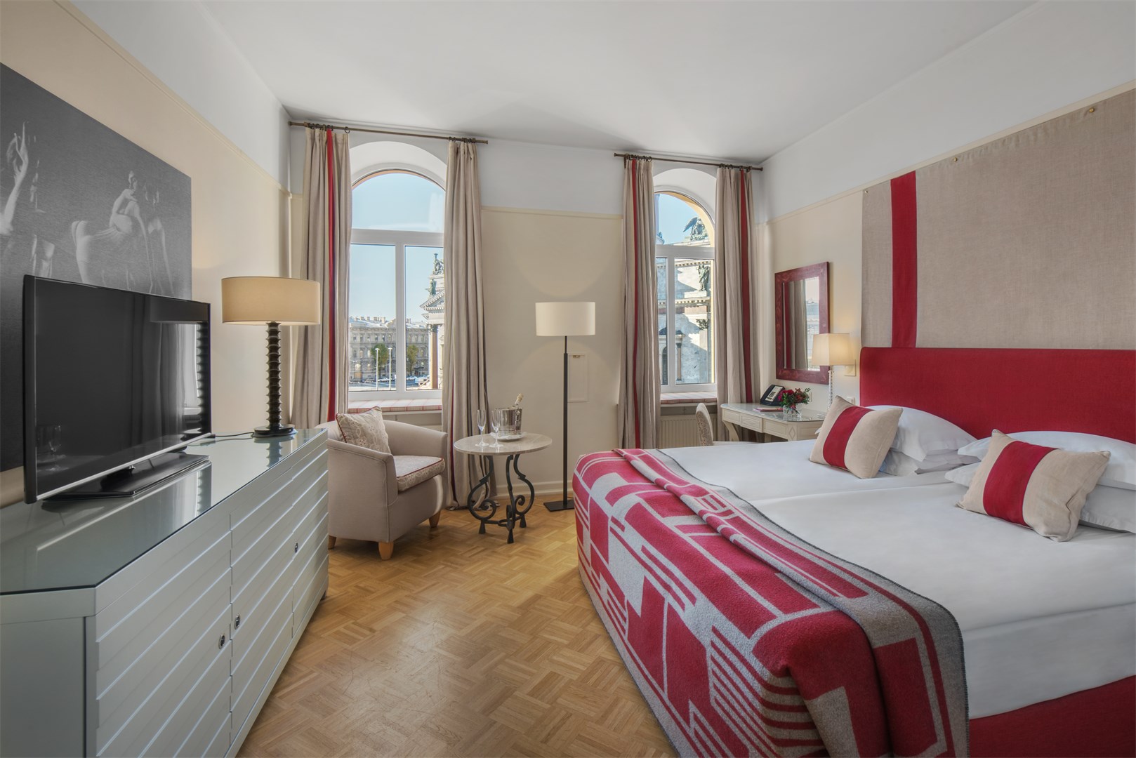 Улучшенный номер с видом на собор, фото 4