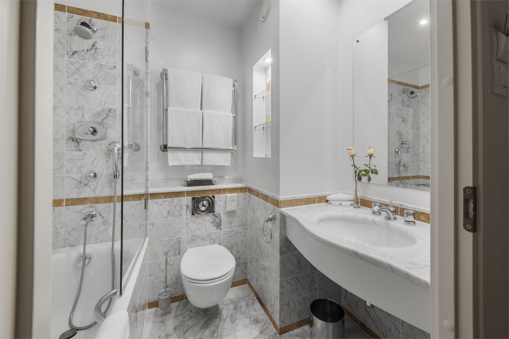 Улучшенный номер с видом на собор, фото 5