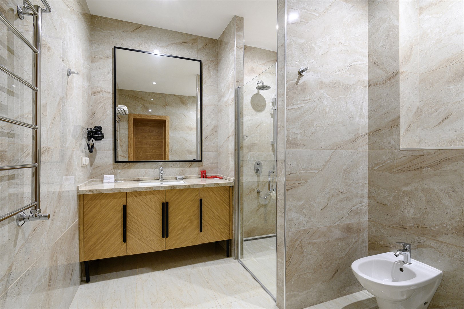 Двухкомнатный люкс в Azimut Парк Отель Волга Астрахань