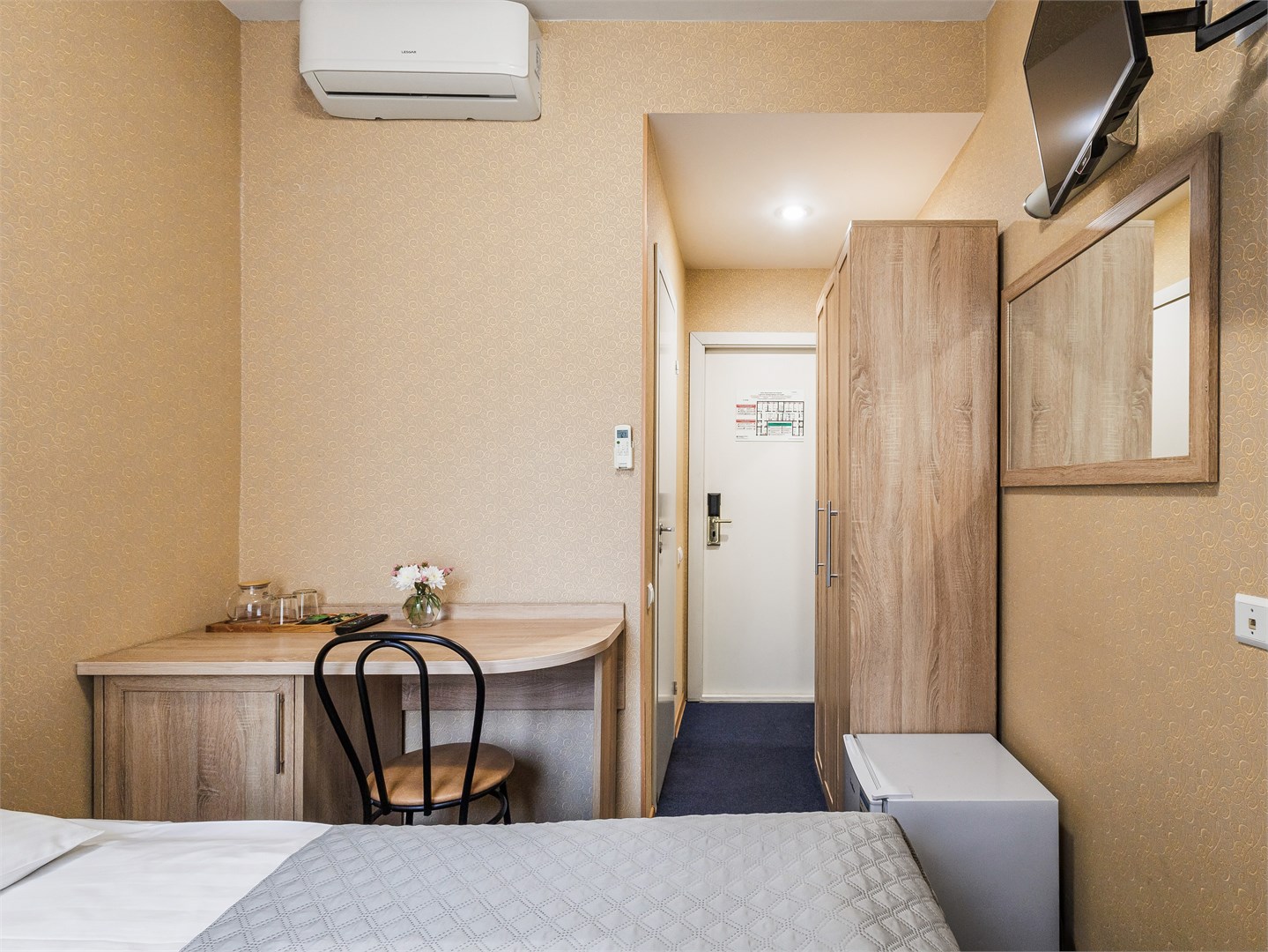 Комната эконом с широкой кроватью в Невский Астер