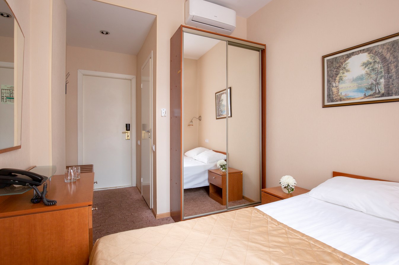 Комната эконом с широкой кроватью в Невский Астер