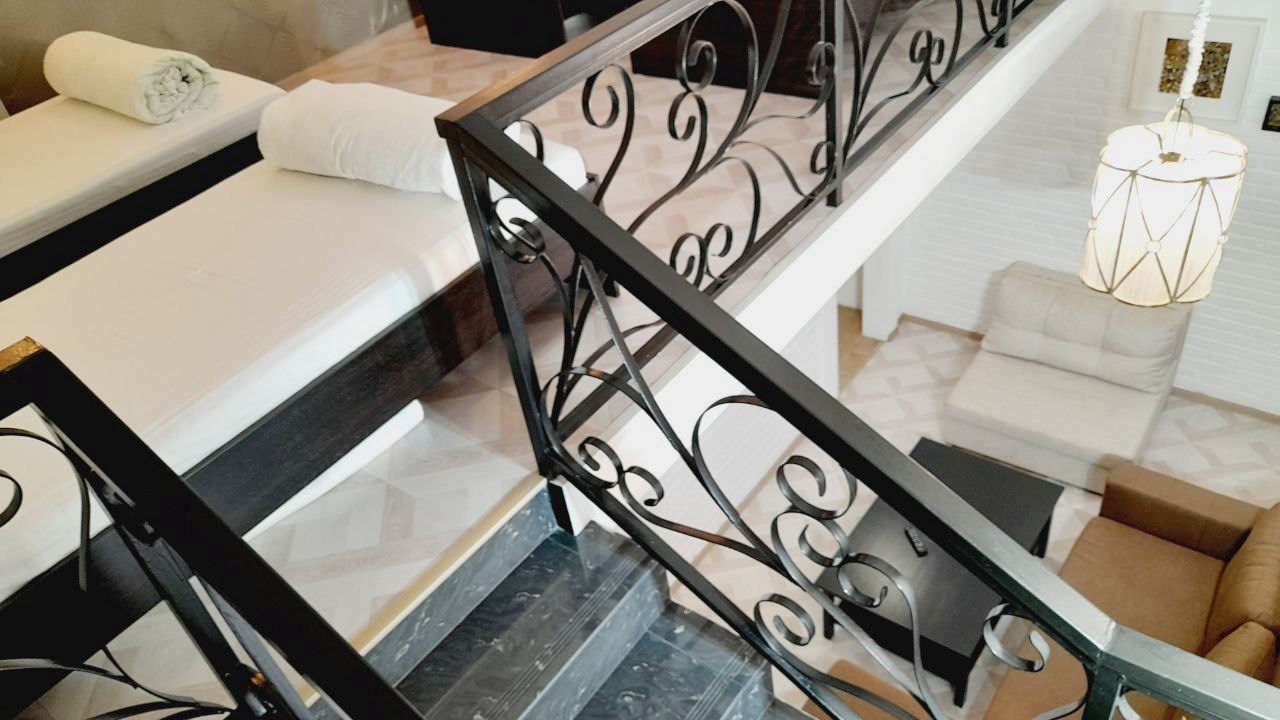 Двухуровневые апартаменты с кухней в Августин