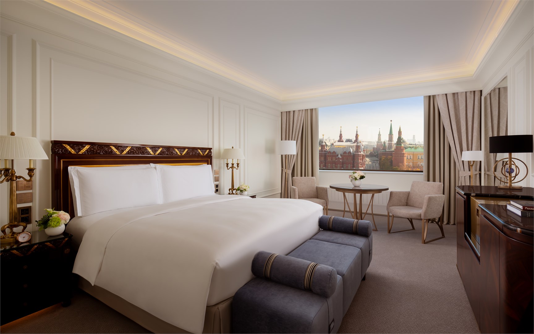Клубный номер с видом на Красную площадь с одной кроватью King и доступом в The Carlton Club в The Carlton, Moscow
