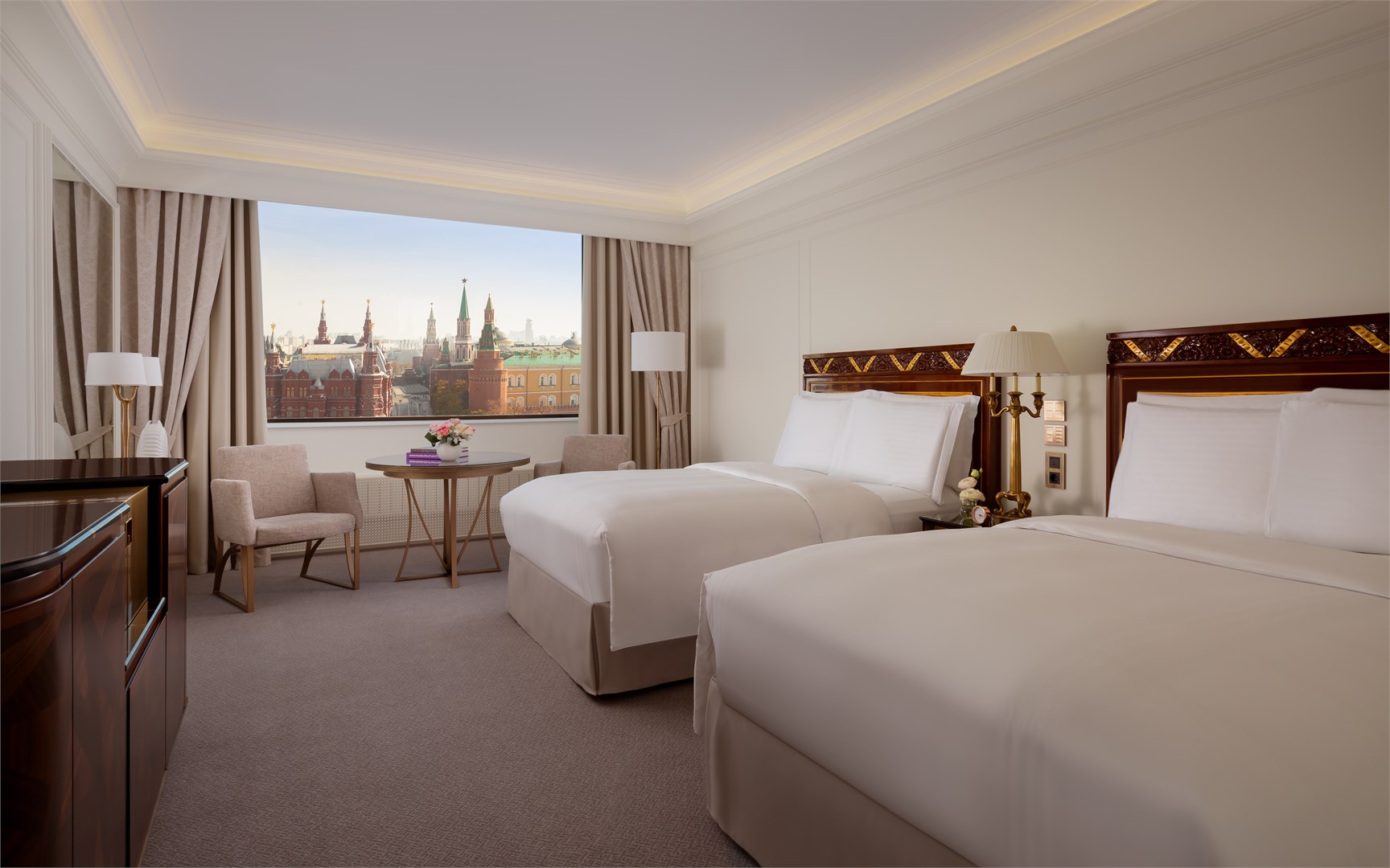 Клубный номер с видом на Красную площадь с двумя кроватями Double и доступом в The Carlton Club в The Carlton, Moscow