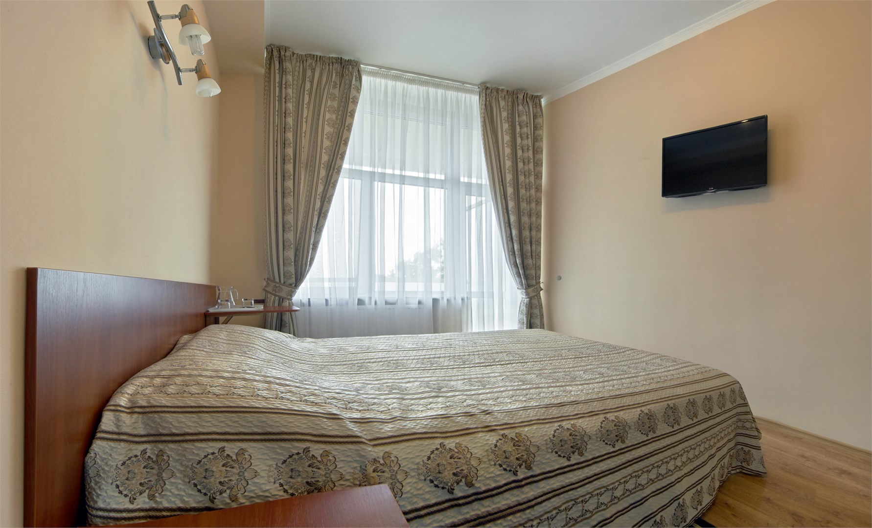 Стандарт 1-местный корп. 1 (с широкой кроватью 1,4 м) в Azimut Здоровье Янтарь