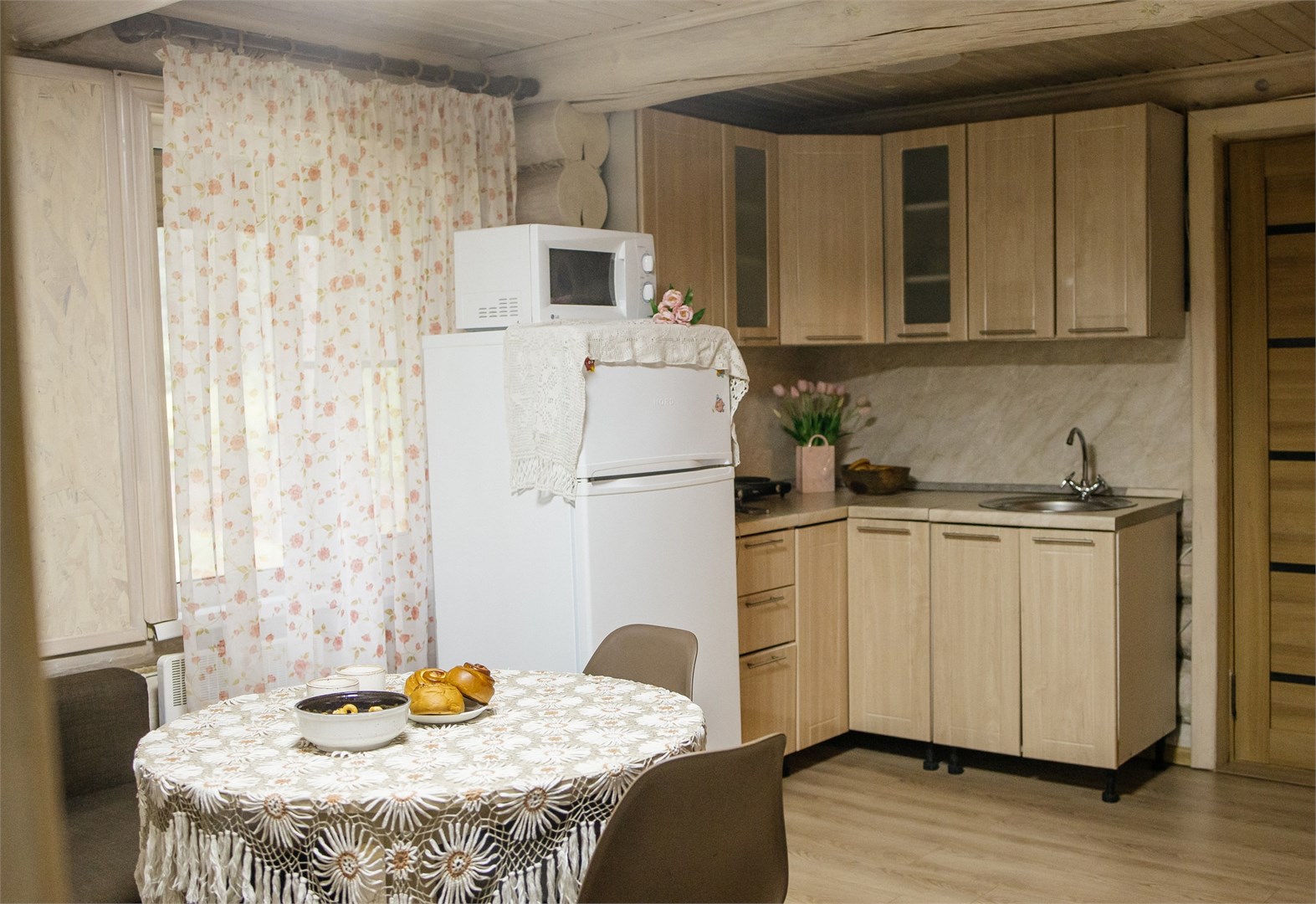 Светлая  изба-1/2 рубленного деревянного дома на 4 человек в Берендеево царство