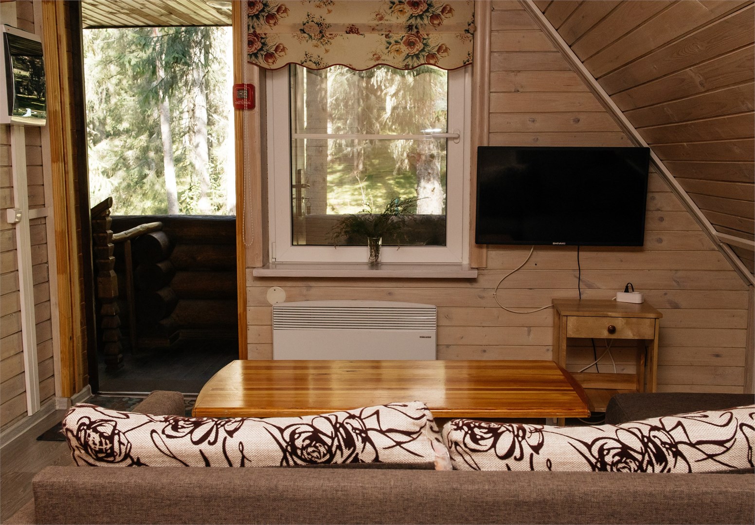 Светлая  изба-1/2 рубленного деревянного дома на 4 человек в Берендеево царство