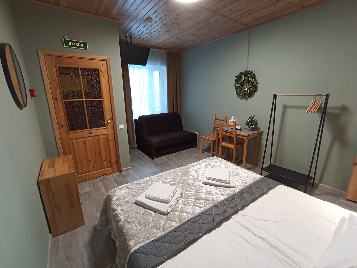 Двухместный номер с одной большой кроватью и диваном в Морошка