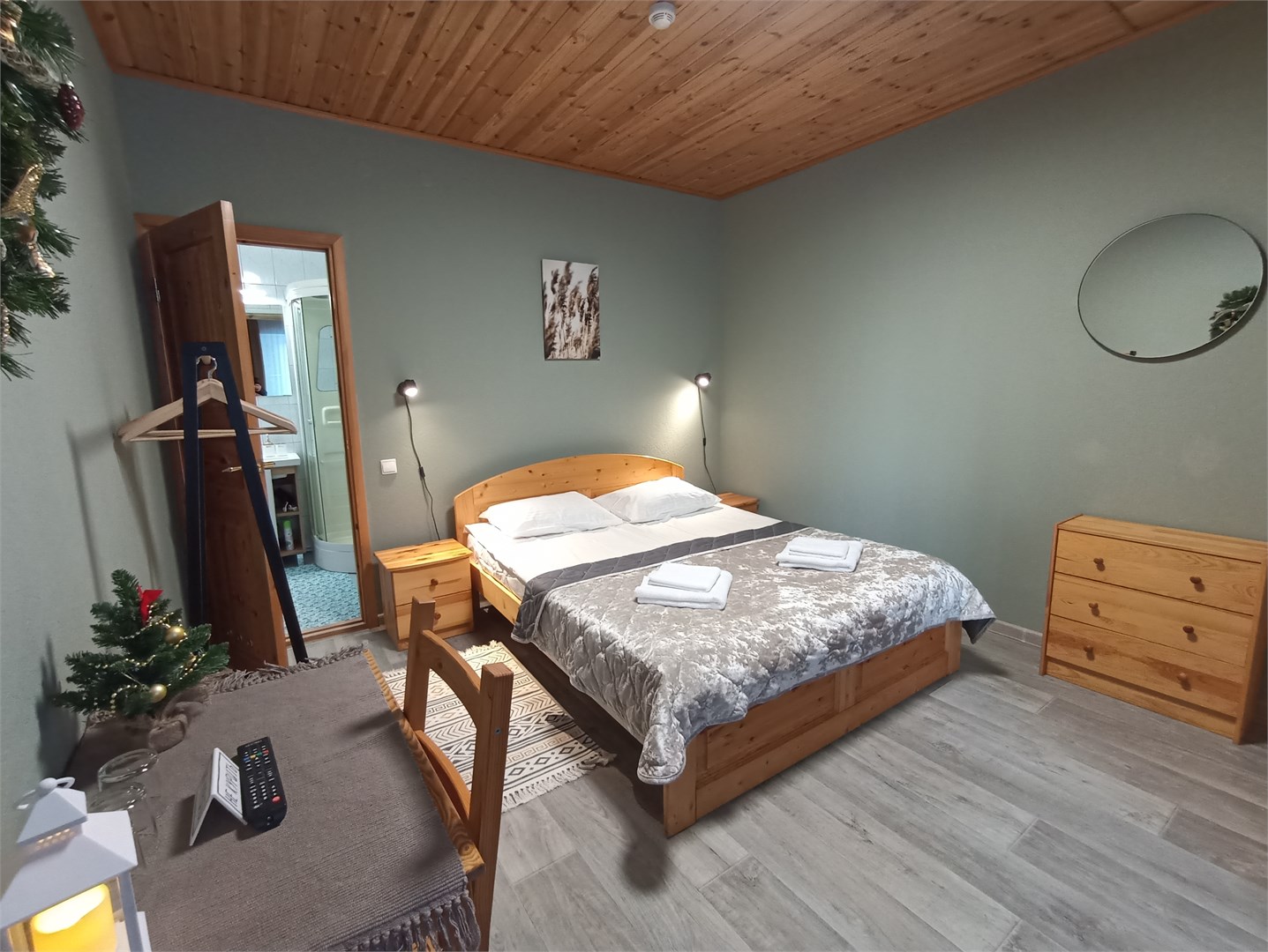 Двухместный номер с одной большой кроватью и диваном в Морошка