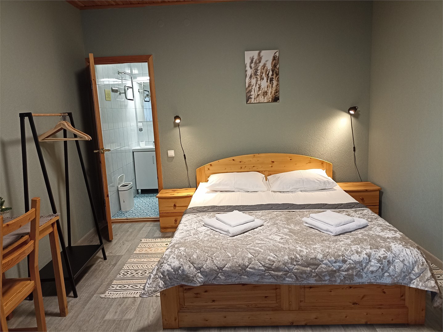 Двухместный номер с одной большой кроватью и диваном в Морошка