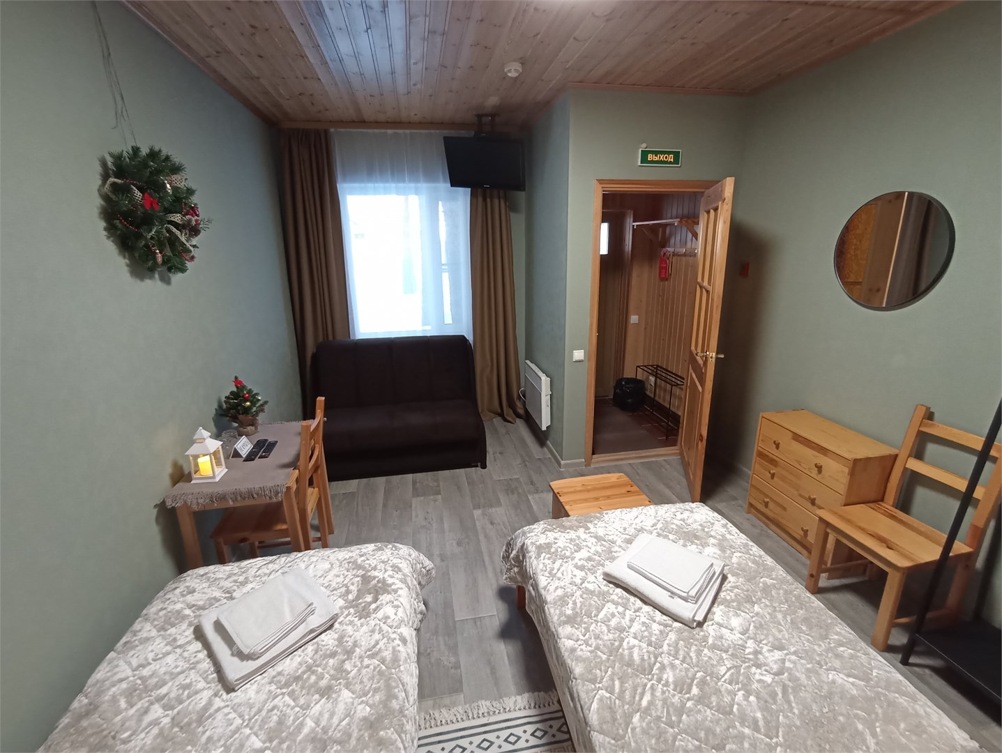 Двухместный номер с двумя отдельными кроватями и диваном в Морошка