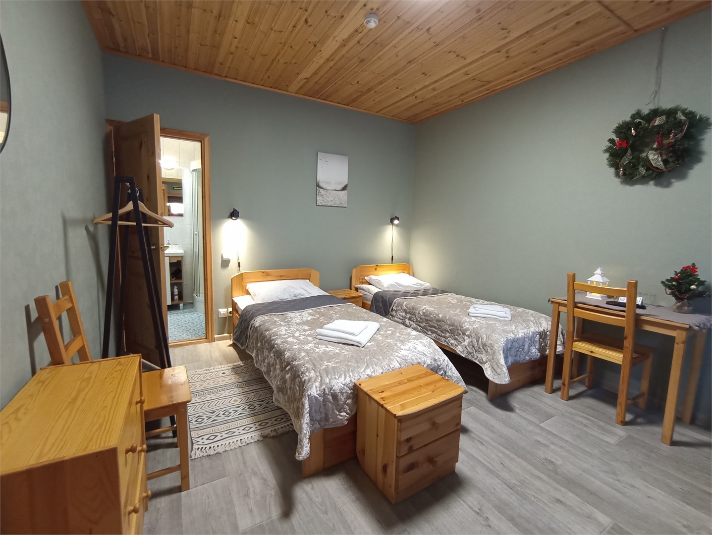 Двухместный номер с двумя отдельными кроватями и диваном в Морошка