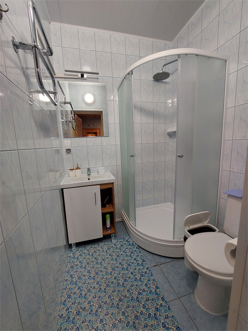 Двухместный номер с двумя отдельными кроватями и диваном в Морошка