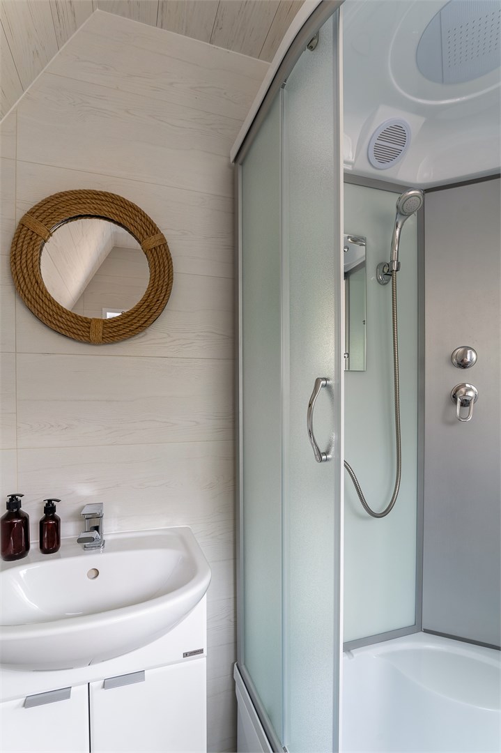 Афрейм с камином в Бухта Петрова