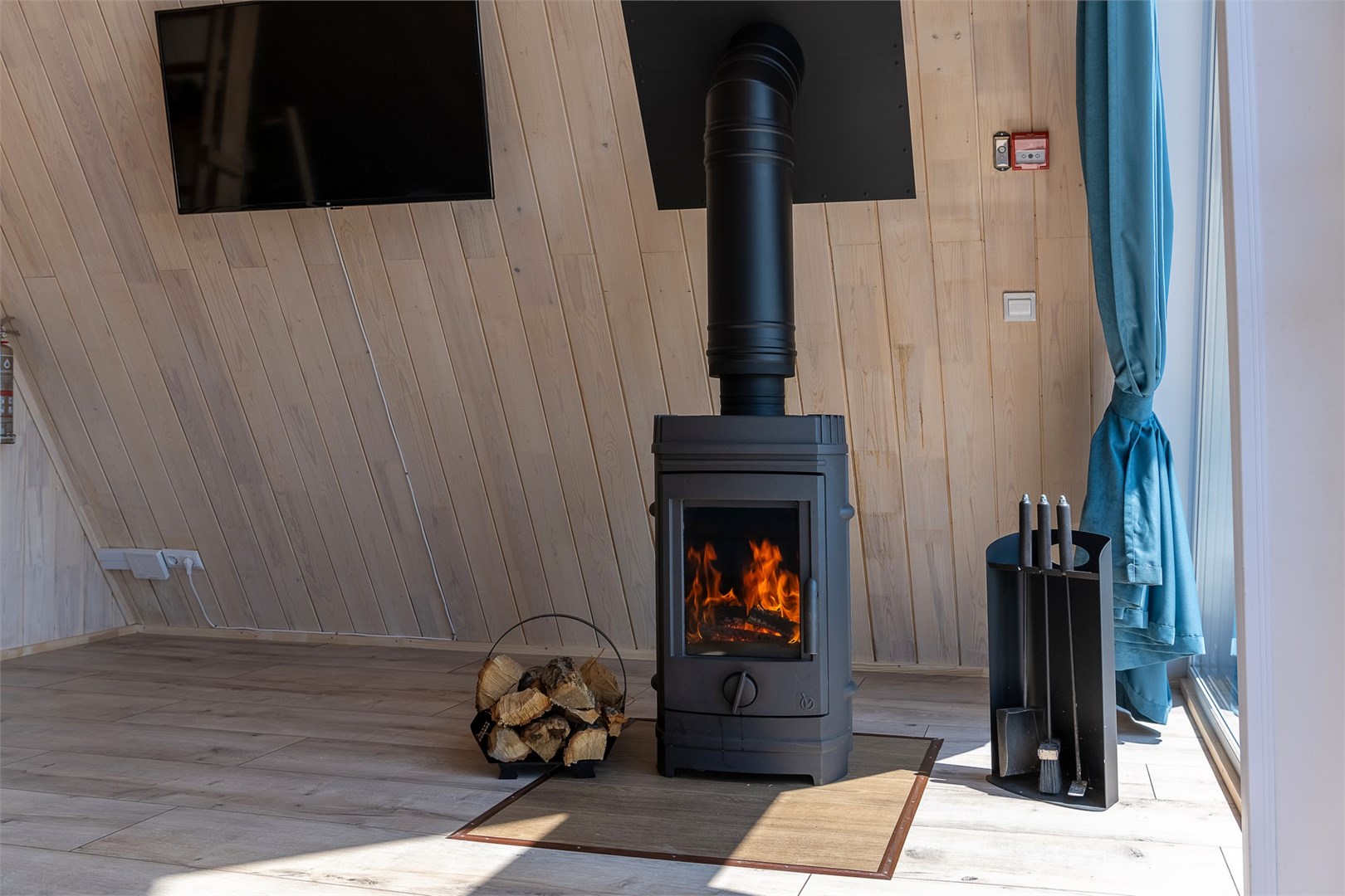 Афрейм с камином в Бухта Петрова