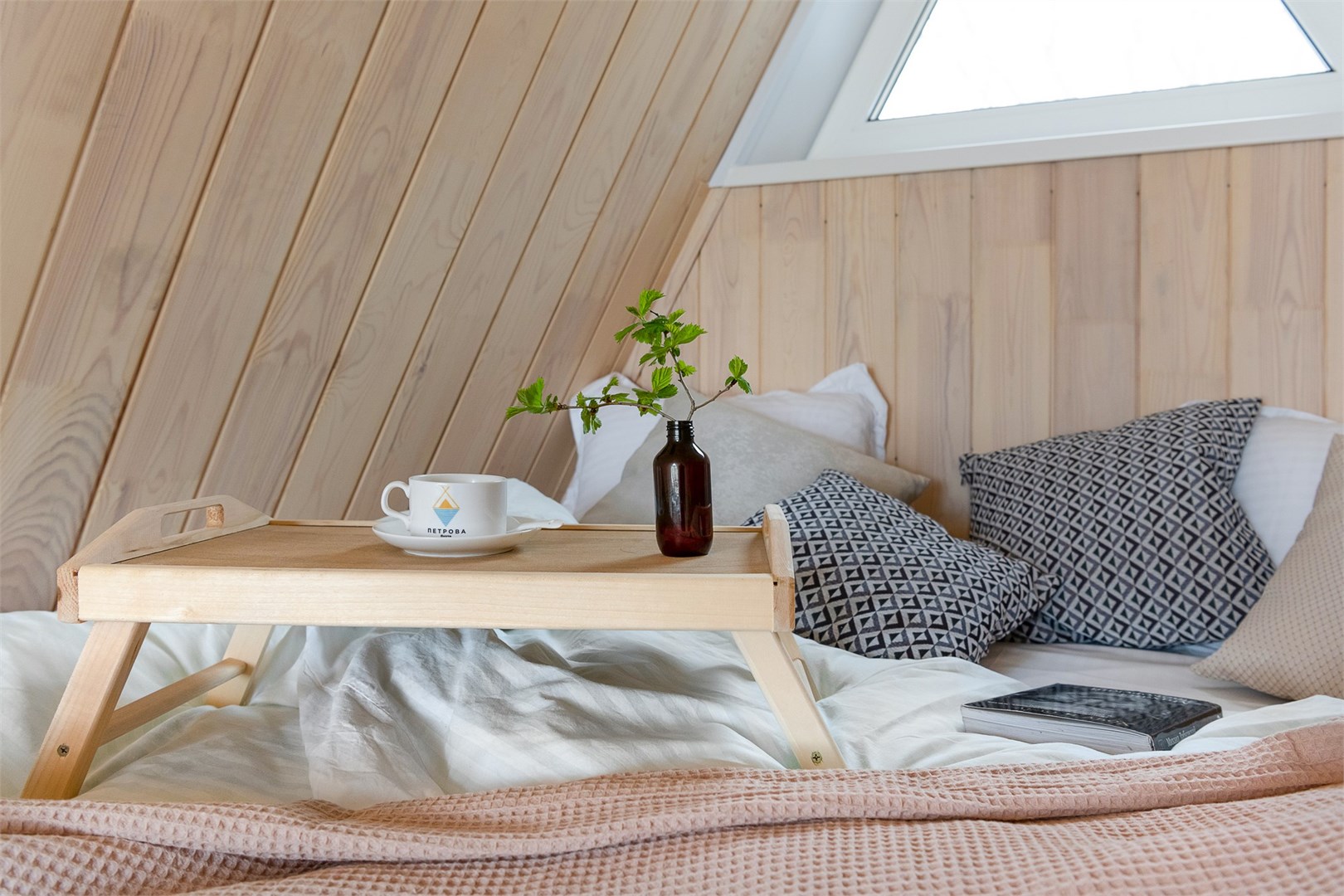 Афрейм с камином в Бухта Петрова