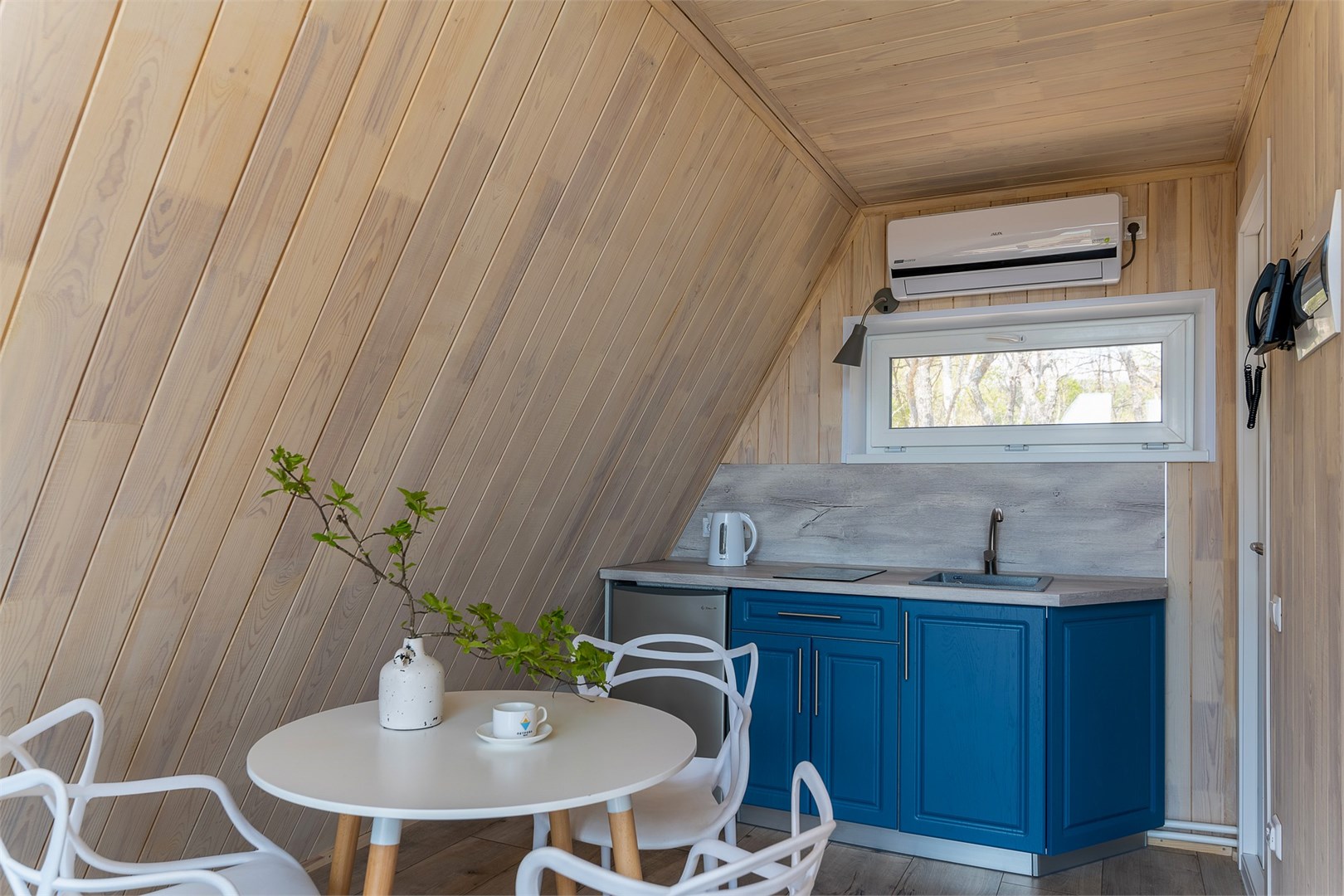 Афрейм с камином в Бухта Петрова