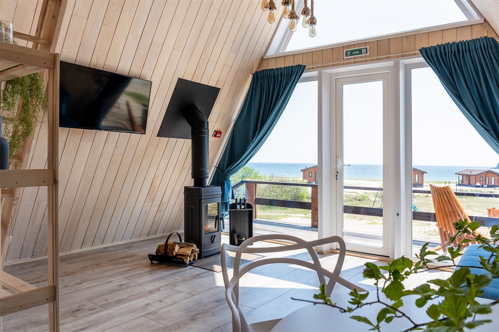 Афрейм с камином в Бухта Петрова