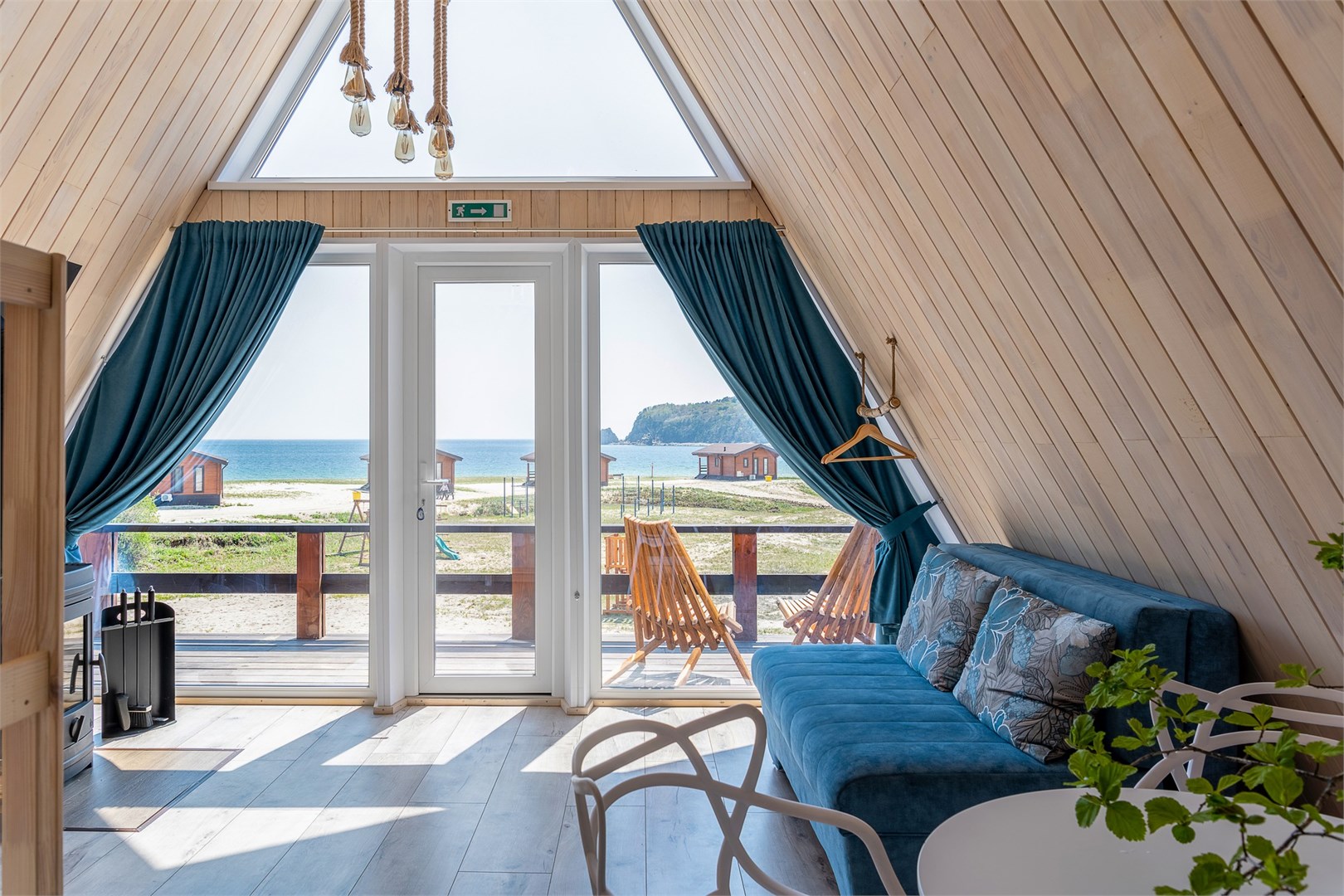 Афрейм с камином в Бухта Петрова