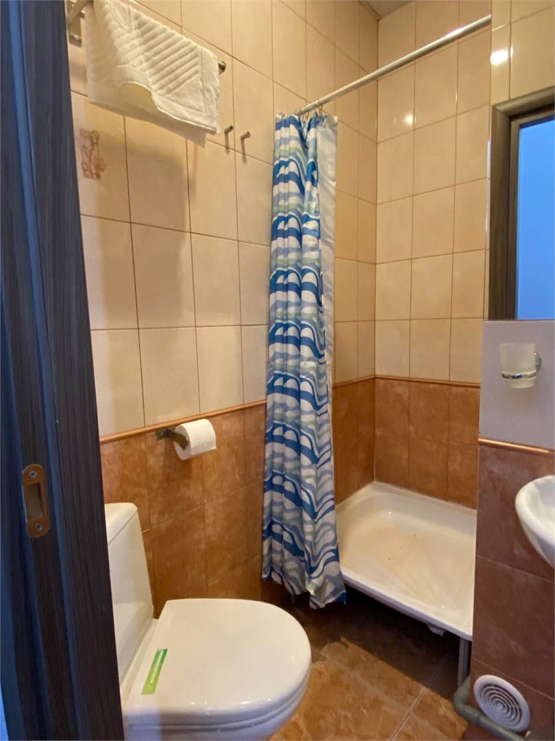 Двухкомнатная студия с двуспальной кроватью в Атмосфера