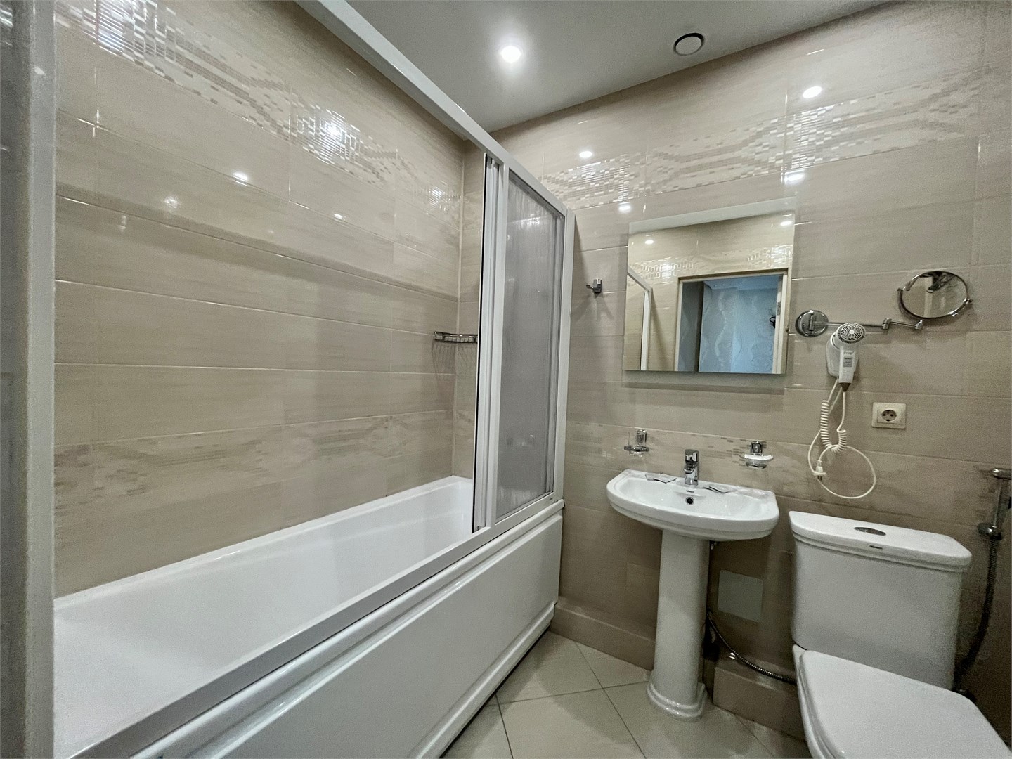 Семейный без балкона в Атлант люкс