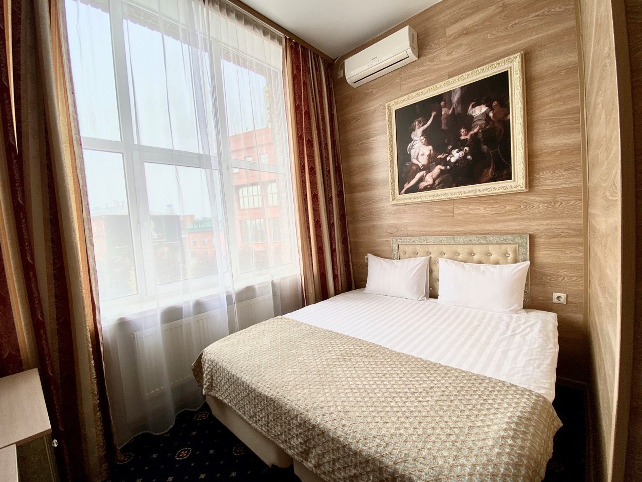 Небольшой двухместный номер в Azimut Отель Дербеневская Москва