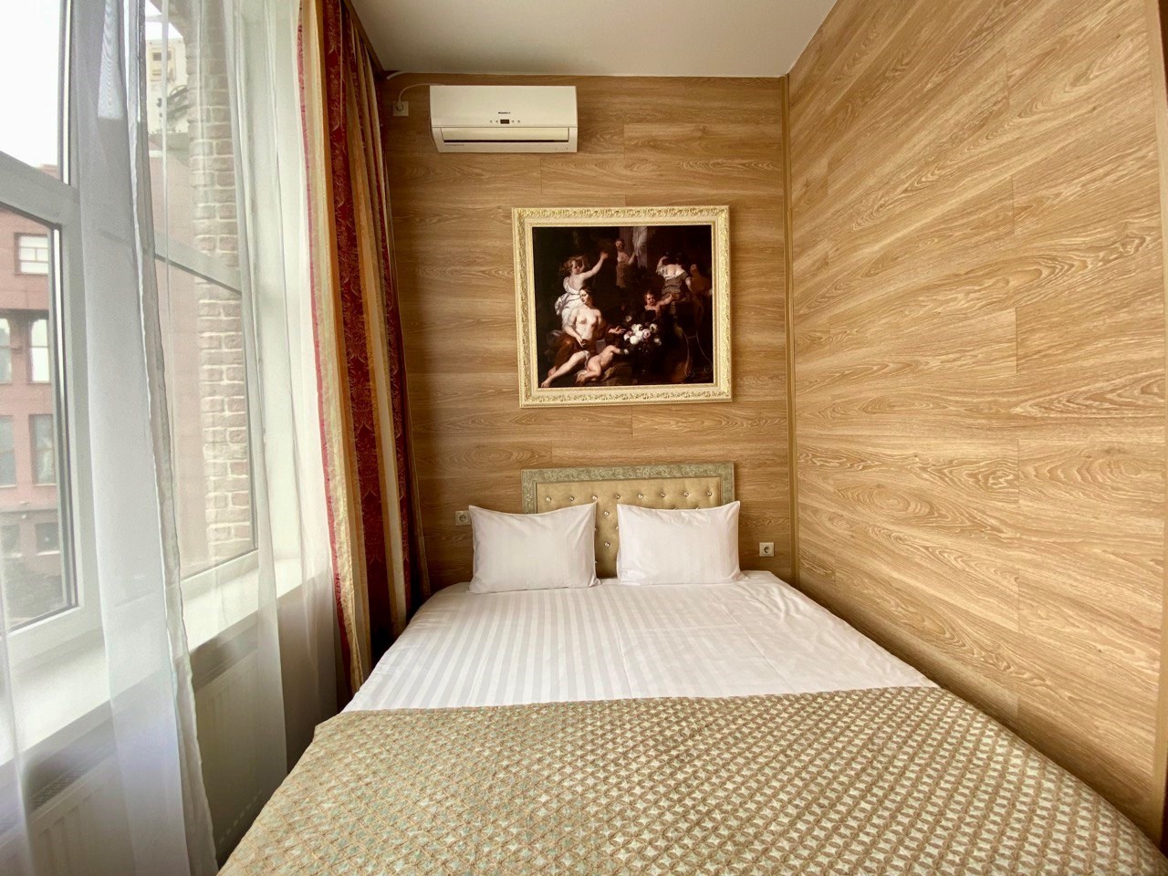 Небольшой двухместный номер в Azimut Отель Дербеневская Москва