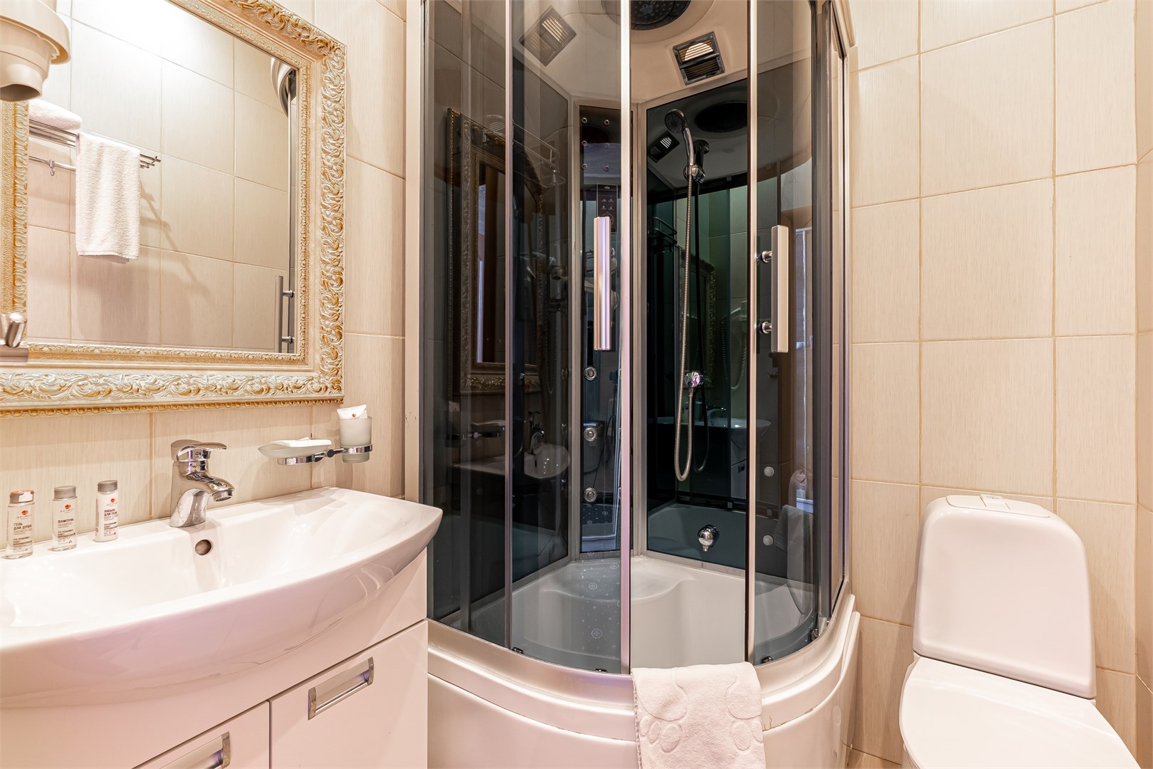 Небольшой двухместный номер в Azimut Отель Дербеневская Москва