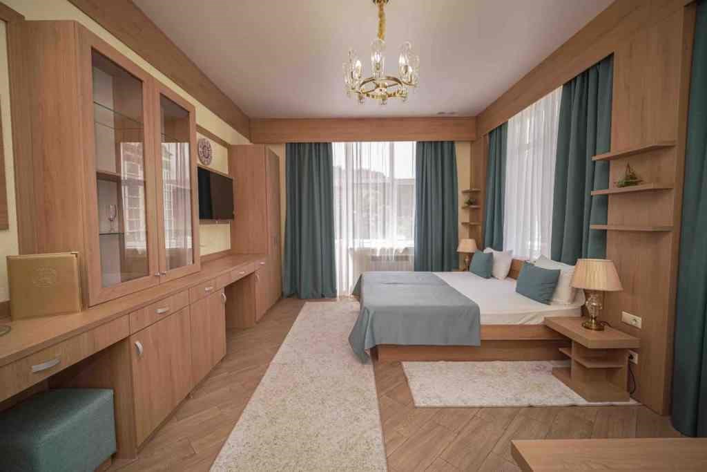 Двухкомнатный Люкс семейный с балконом в Дворец Нарзанов