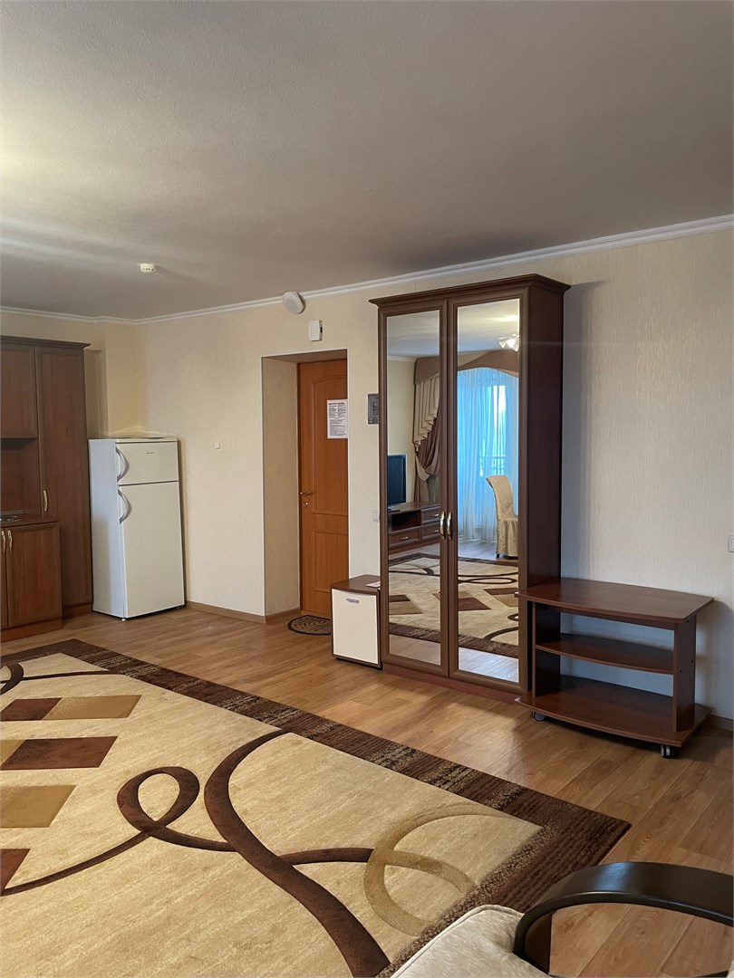 Deluxe Suite , гостиная +спальня в Дом иностранных специалистов